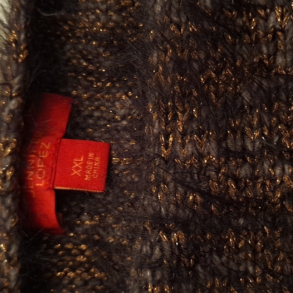 Woman's Sweator - Picture 3 of 4